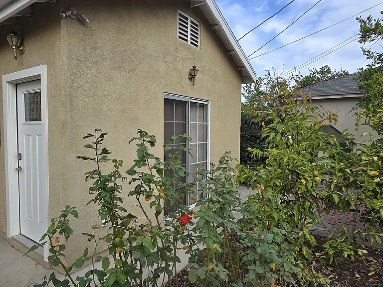 6212 Zelzah Ave — Photo 2