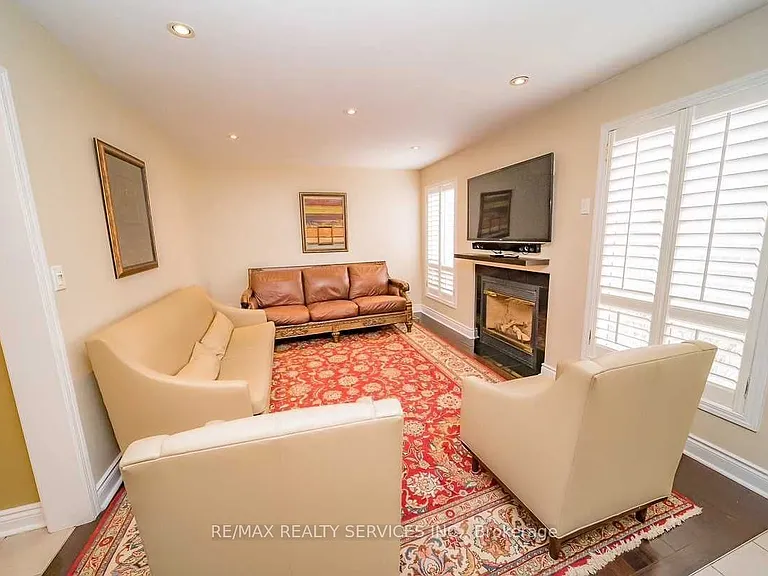 993 Huffman Cres — Photo 13