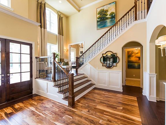 Spacious Foyer