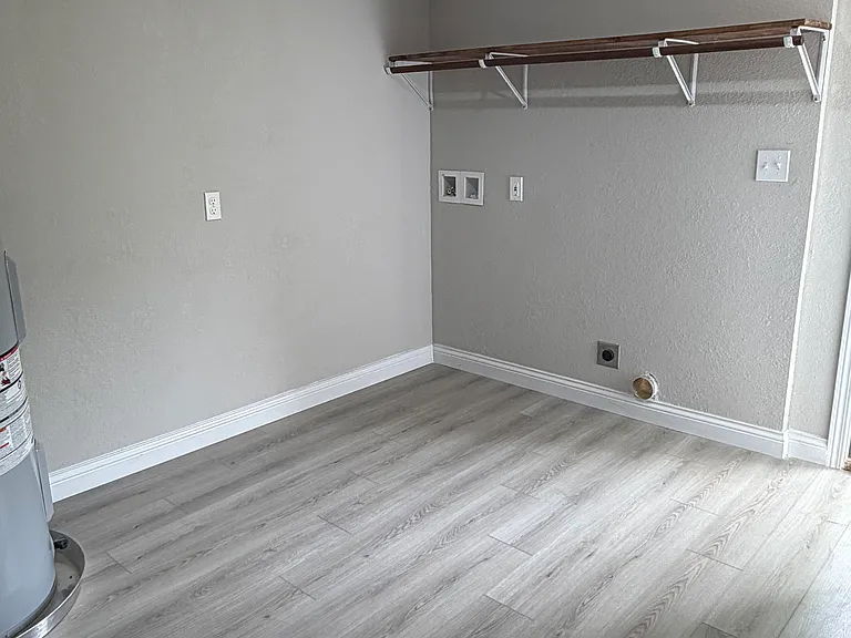146 Roberts St — Photo 6
