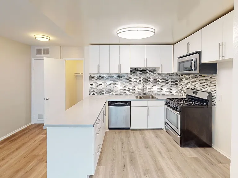 HAR - Harvard Apartments — Photo 3