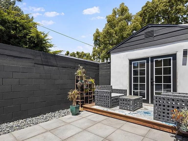334 W Valencia Ave — Photo 35