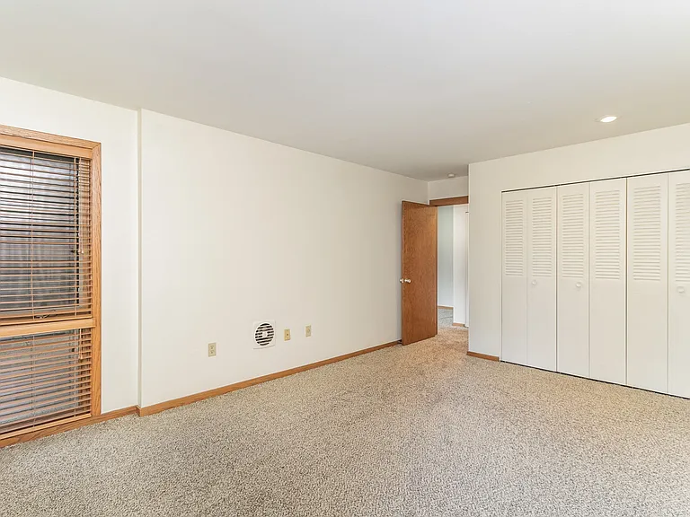 Golden Valley, MN Valley View Apartments | 22B | Bedroom