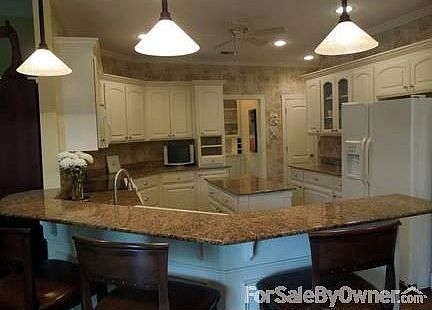 Kitchen w/Granite, Beauty & Convenience
						:
						Ivory kitchen w/custom cabinets, great neutral granite, & large breakfast area