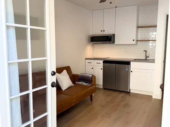 (undisclosed Address), Woodland Hills, CA 91367