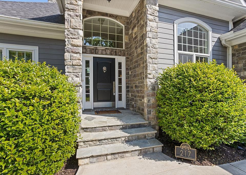1st image of 217 Commonwealth Dr