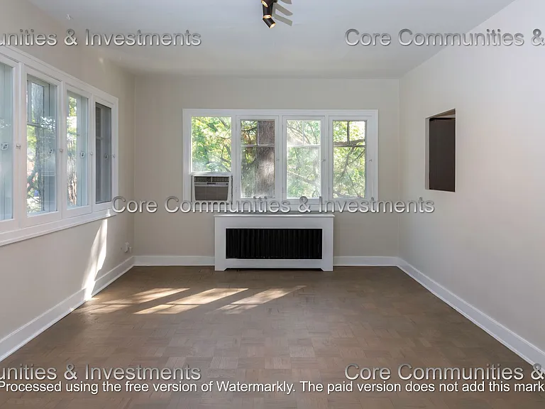 Pollyanna Apartments — Photo 29