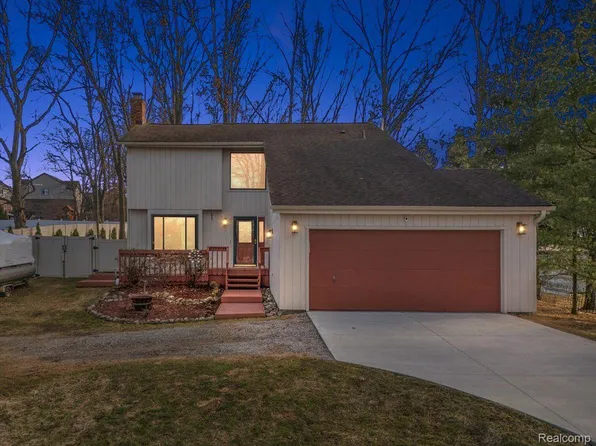 5621 Sally Rd, Clarkston, MI 48348