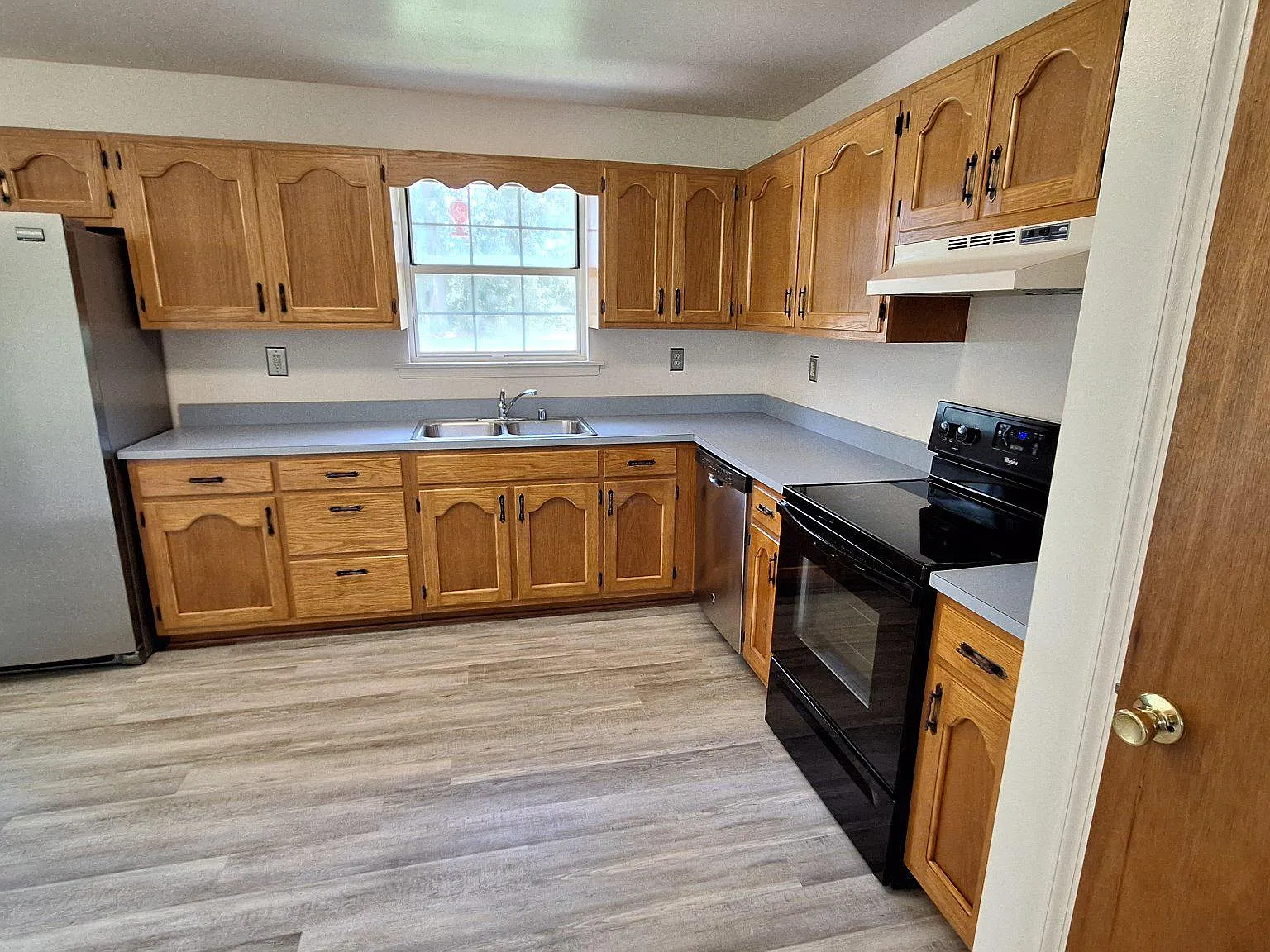 3 bed, 2.0 bath, 1196 sqft, $2,600 — Photo 3