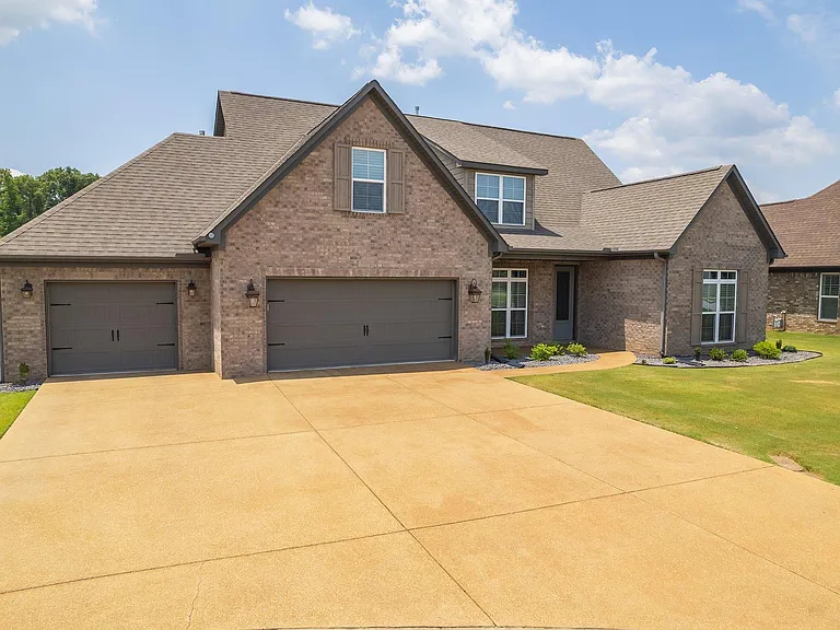 198 Moses Dr — Photo 2