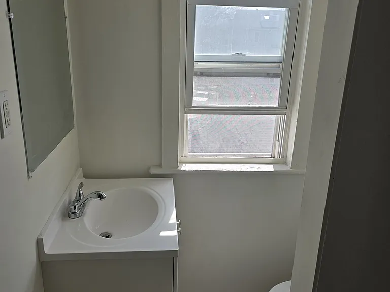 584 Connecticut Ave — Photo 4