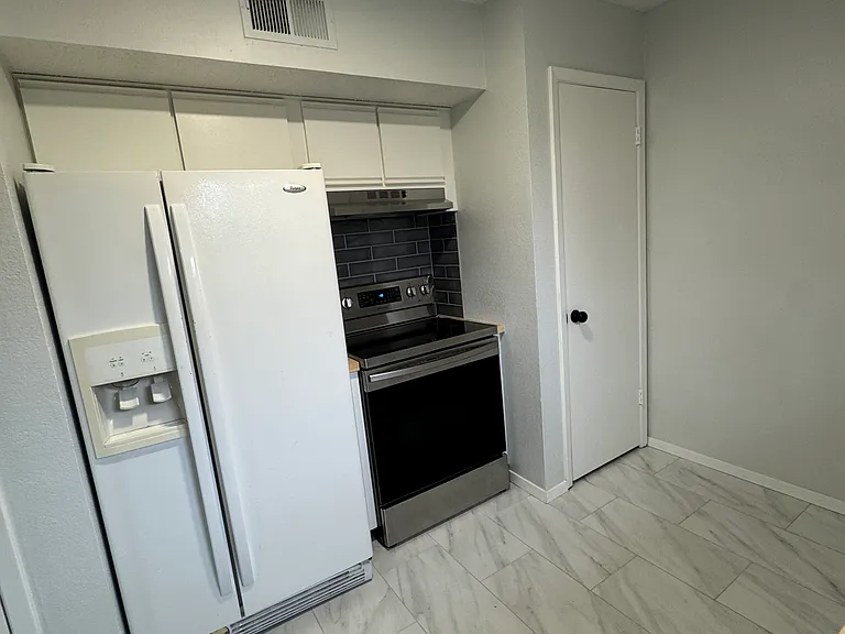 323 Towne House Ln — Photo 15