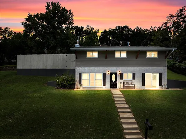 1032 Woodland Trails Dr, Fenton, MO 63026