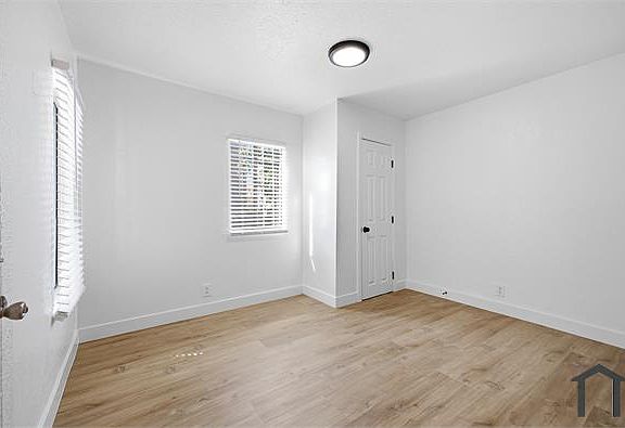 5th image of 179 1/2 W 40th Pl