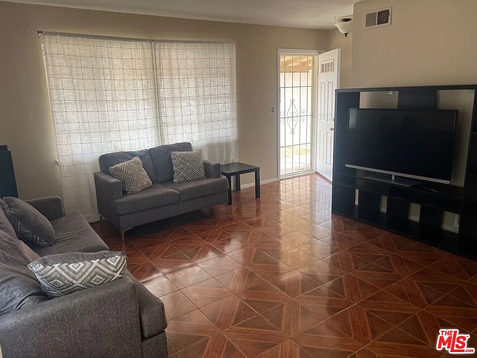 4 bed, 2.0 bath, 1433 sqft, $2,990 — Photo 3