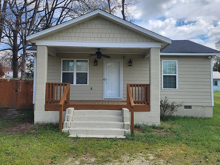 2702 N Railroad St — Photo 1