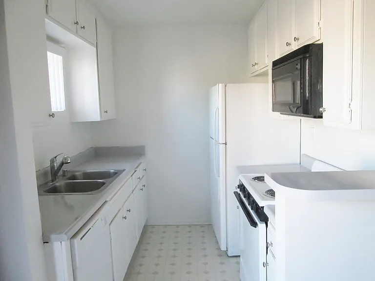 Lido Apartments - 3745 Glendon Ave — Photo 10
