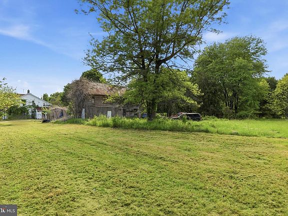 4th image of 566 Hunterstown Rd