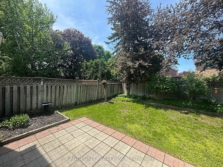 833 Laurier Ave — Photo 15