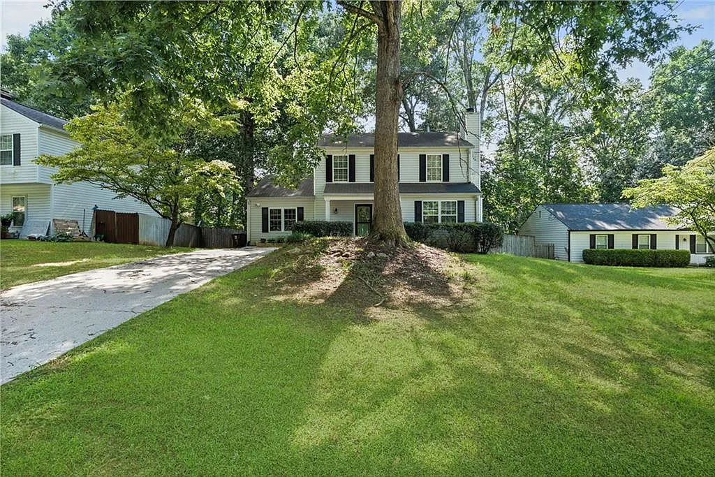 3 bed, 2.5 bath, 1396 sqft, $2,100 — Photo 2