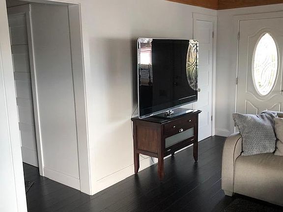 5th image of 1301 N Beachwood Dr