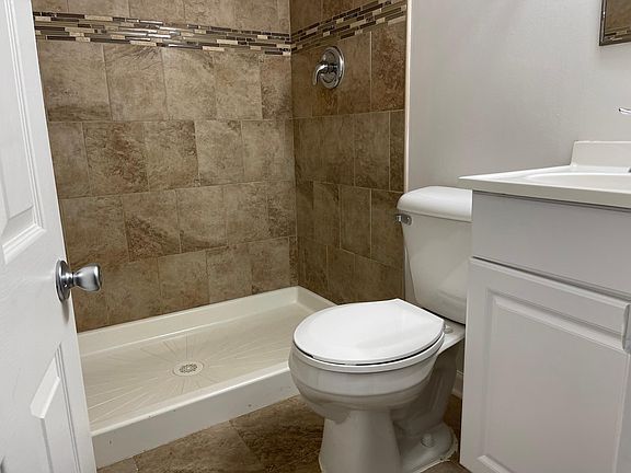 5th image of 823 Singer Ave