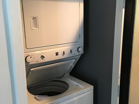 Stackable washer/dryer