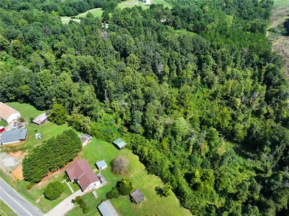 Amos Ln, Mount Airy, NC 27030