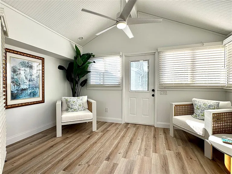 701 Broadway St — Photo 23