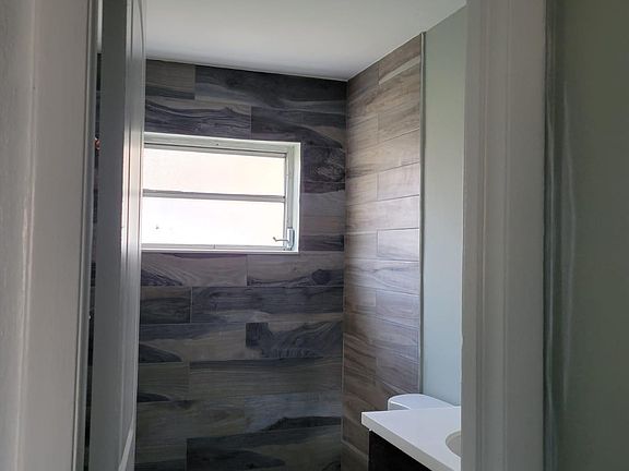 4th image of 824 N G St APT 5