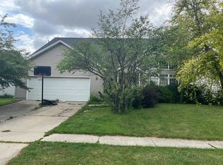 1606 Royal Pointe Dr, Bloomington, IL