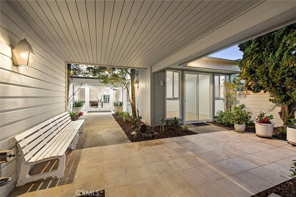 3 bed, 2.5 bath, 2700 sqft, $11,200 — Photo 3