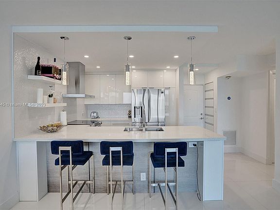 5th image of 100 Bayview Dr APT 802