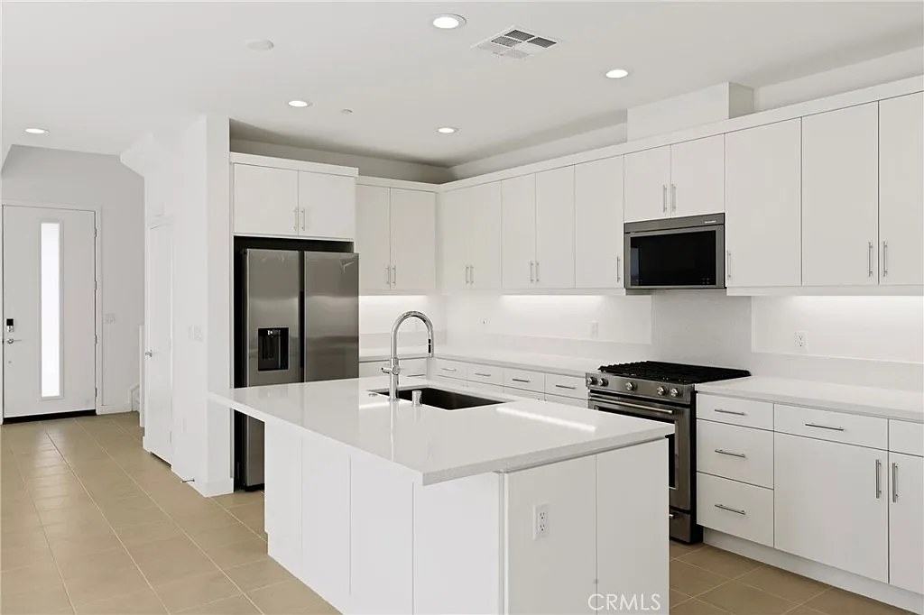 5 bed, 4.5 bath, 2537 sqft, $4,000 — Photo 4