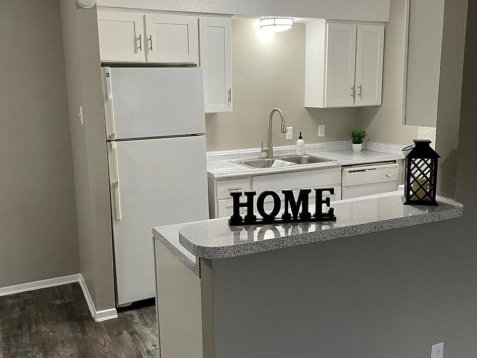 1st image of 4733 Wellesley Ave #207