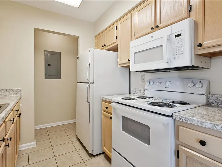 27 Tamarisk Quay #F — Photo 8