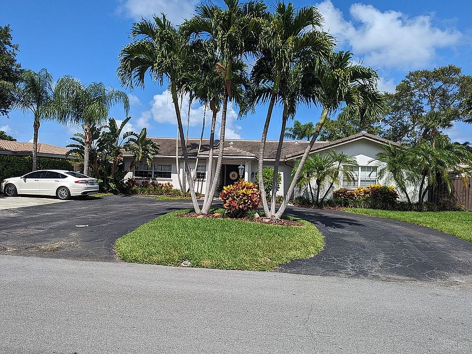 1st image of 7810 Edgewater Dr