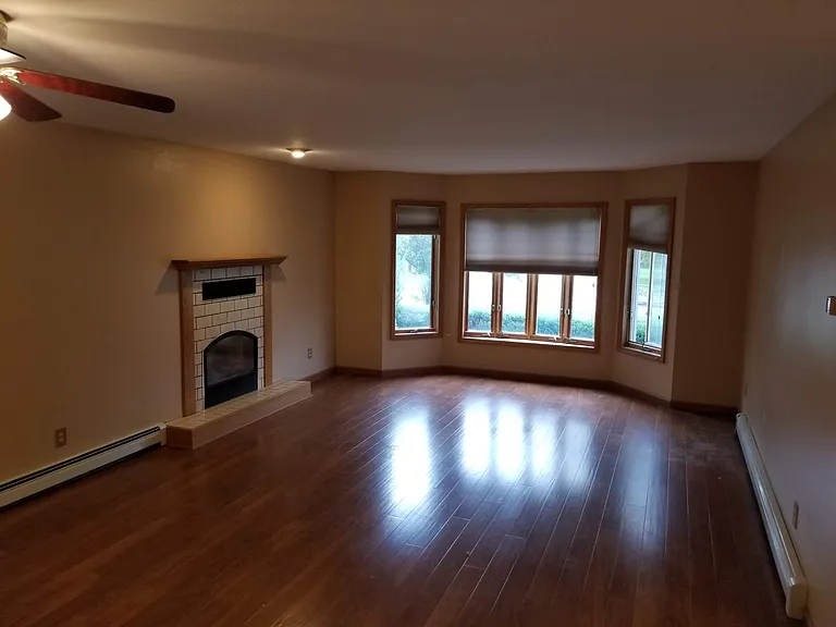 918 Woodland Dr — Photo 2