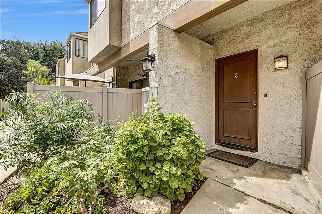 18242 Burbank Blvd Unit 8 photo 1