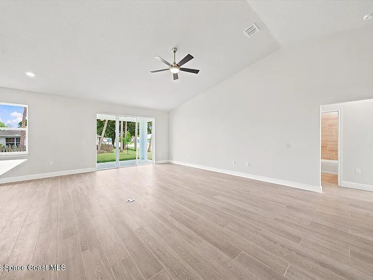407 Cellini Ave NE — Photo 34