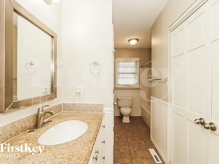 804 NE Karapat Dr — Photo 16