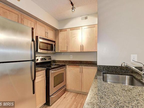 Kitchen (2 of 3)