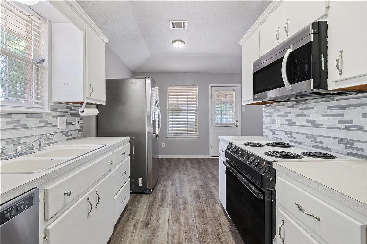 3 bed, 2.0 bath, 1349 sqft, $1,800 — Photo 4