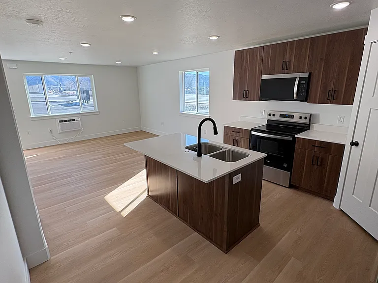 950 Valentine Ln — Photo 5