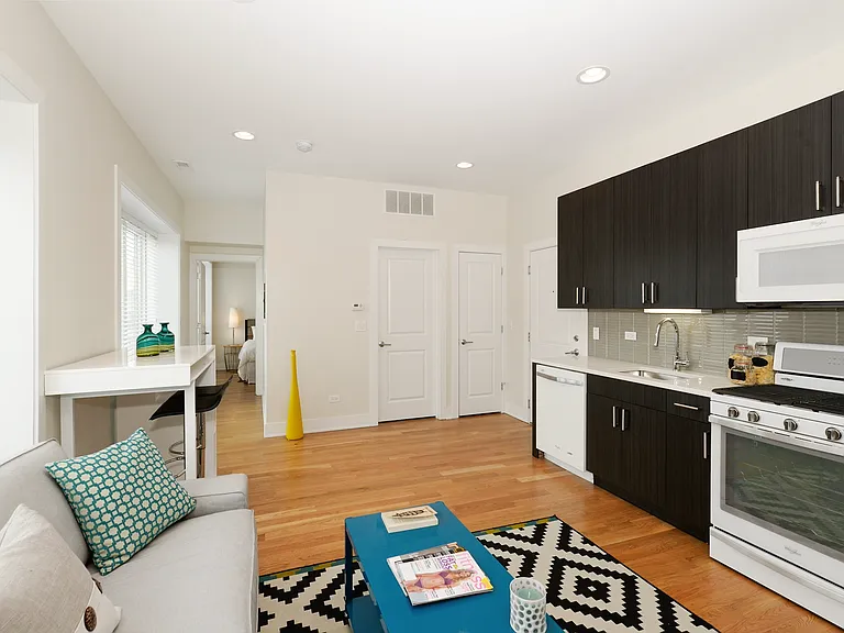 4639 N Broadway St #204 — Photo 4