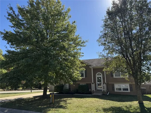 401 NW Europa Dr, Grain Valley, MO 64029