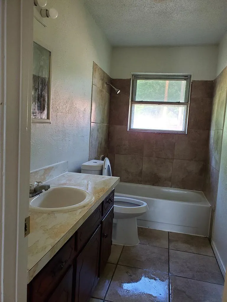 3 bed, 1038 sqft, $1,295 — Photo 3