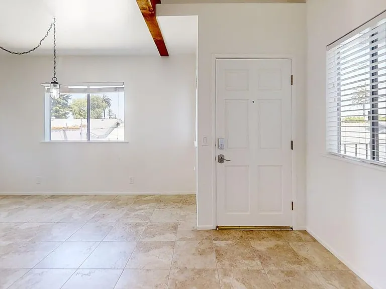 2BD/1BA Apartment in Belmont Heights — Photo 7