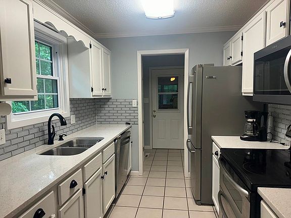 4th image of 53 Iowa Dr