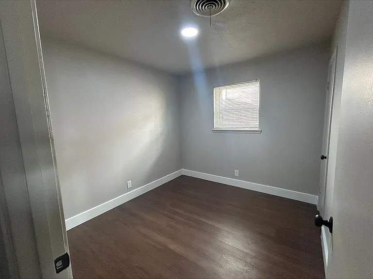 818 W Texas St — Photo 44